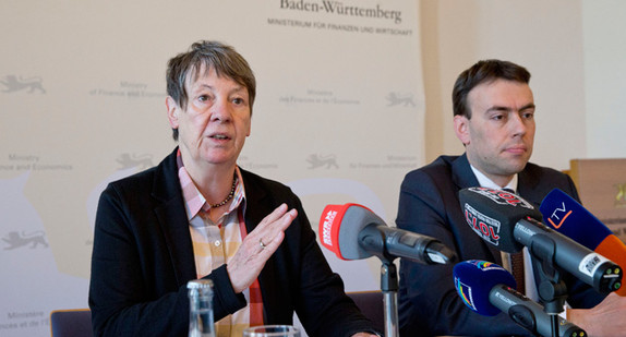Bundesbauministerin Barbara Hendricks und Finanz- und Wirtschaftsminister Nils Schmid haben sich am 22. Februar 2016 in Stuttgart über notwendige Maßnahmen im Wohnungsbau ausgetauscht.