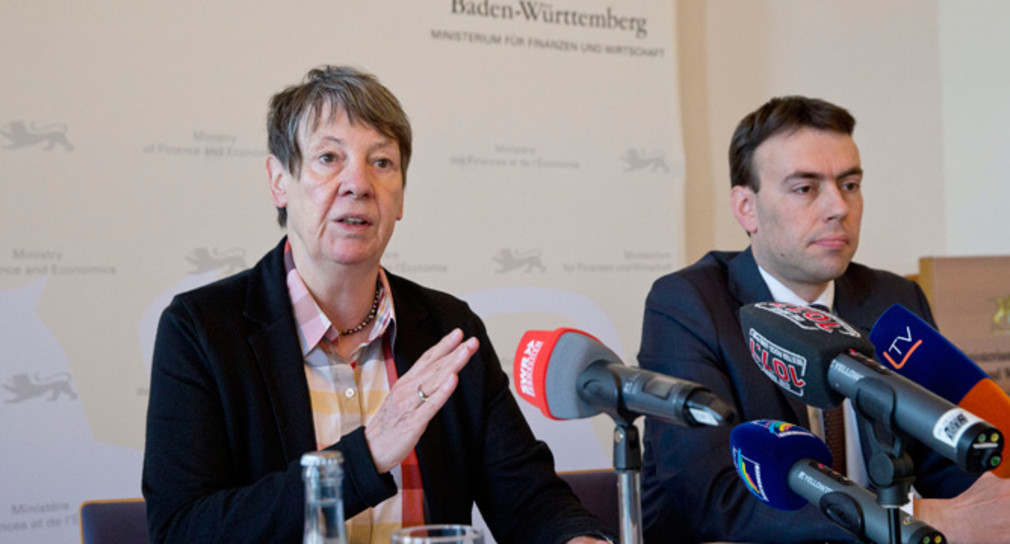 Bundesbauministerin Barbara Hendricks und Finanz- und Wirtschaftsminister Nils Schmid haben sich am 22. Februar 2016 in Stuttgart über notwendige Maßnahmen im Wohnungsbau ausgetauscht.