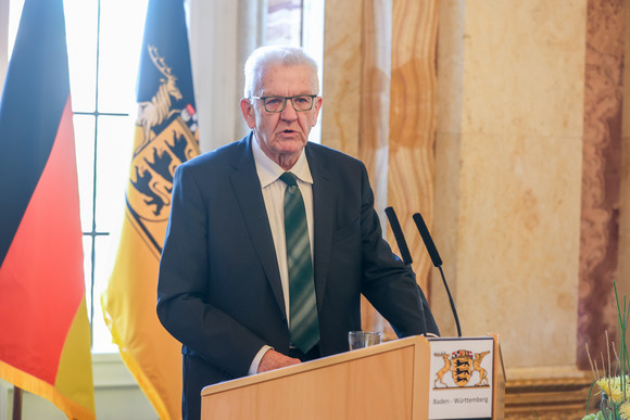 Ausbildung Neues Ausbildungsbündnis 2023-2027 unterzeichnet Ministerpräsident Winfried Kretschmann bei seiner Ansprache