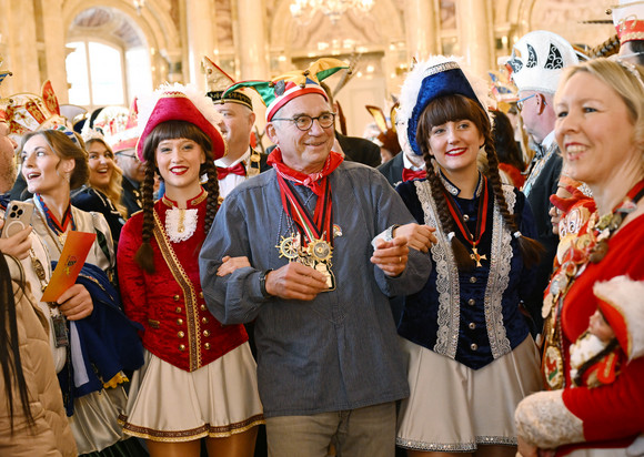 Innenminister Thomas Strobl (Mitte) in Begleitung von zwei Gardemädchen