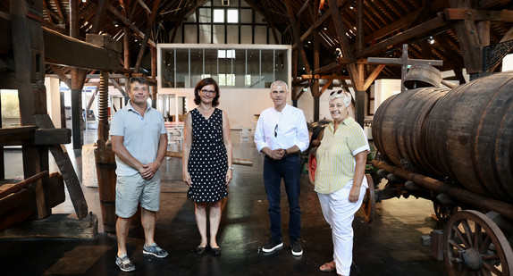 Staatssekretär Rapp In Stuttgart-Uhlbach besuchte Staatssekretär Rapp das Weinbaumuseum und die Vinothek in der historischen „Alten Kelter“. 