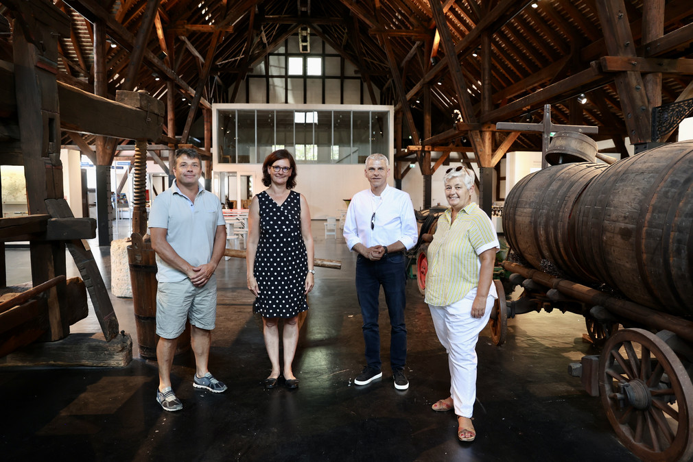 Staatssekretär Rapp In Stuttgart-Uhlbach besuchte Staatssekretär Rapp das Weinbaumuseum und die Vinothek in der historischen „Alten Kelter“. 