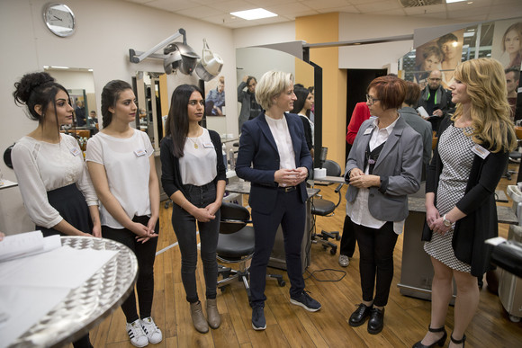 Zu Besuch bei einem der Friseursalons der Firma Liwell in Pforzheim: Wirtschaftsministerin Dr. Hoffmeister-Kraut informiert sich vor Ort wie Integration gelingen kann.  „Die Südwestwirtschaft benötigt dringend Fachkräfte. Die Ausgangslage für die Integration von Flüchtlingen in Ausbildung könnte daher kaum besser sein," sagte die Ministerin. 