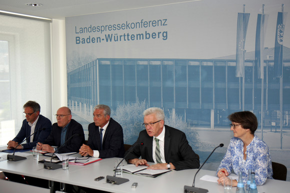 Pressekonferenz Bundesverkehrswegeplan und Hochwasserhilfen v.l.n.r.: Regierungssprecher Rudi Hoogvliet, Verkehrsminister Winfried Hermann, Innenminister Thomas Strobl, Ministerpräsident Winfried Kretschmann und LPK-Vorsitzende Barbara Schlegel bei der Regierungspressekonferenz