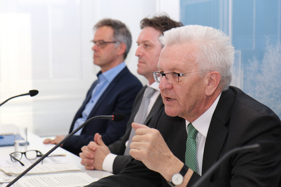 Pressekonferenz Eine halbe Milliarde Euro für Krankenhäuser v.l.n.r.: Regierungsssprecher Rudi Hoogvliet, Sozial- und Integrationsminister Manne Lucha und Ministerpräsident Winfried Kretschmann