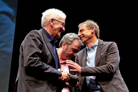 Podiumsgespräch Kehrwoche in Kalifornien – Kretschmann trifft Klinsmann v.l.n.r.: Ministerpräsident Winfried Kretschmann, Arnd Zeigler und Jürgen Klinsmann (Bild: Staatsministerium Baden-Württemberg)