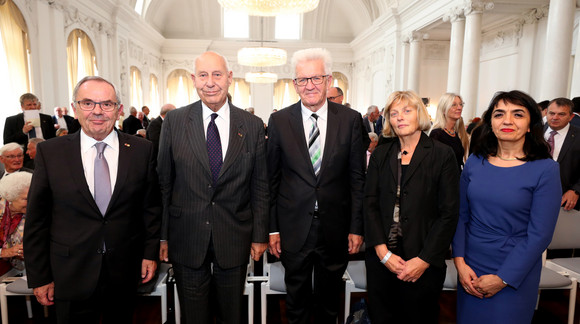 Festakt Würdigung des Widerstands gegen den Nationalsozialismus v.l.n.r. General a.D. Wolfgang Schneiderhan, Berthold Maria Schenk Graf von Stauffenberg, Ministerpräsident Winfried Kretschmann, Prof. Dr. Paula Lutum-Lenger und Landtagspräsidentin Muhterem Aras (Bild: Staatsministerium Baden-Württemberg)