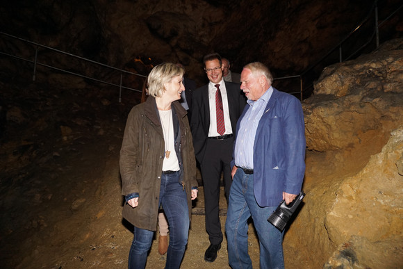 Denkmalpflege Ministerin besucht UNESCO-Welterbestätte Besuch Hohle Fels im Achtal im Rahmen des Besuchs der Höhlen und Eiszeitkunst auf der Schwäbischen Alb am 8. August 2017