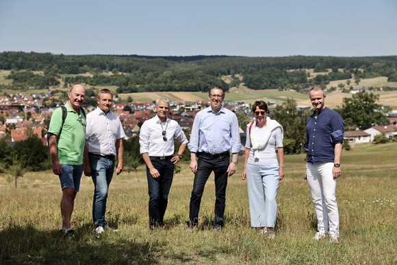 Staatssekretär Rapp wandert mit dem zertifizierten Alb-Guide Walter Kraft auf dem Meteorkrater-Rundweg.