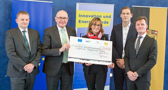 Wirtschaftsstaatssekretärin Katrin Schütz übergab am 25. November 2016 einen Förderbescheid in Höhe von rund 2,5 Millionen Euro an die Infrastruktur Trägergesellschaft mbH & Co. KG. (Foto: Albert Josef Schmidt, Freiburg)