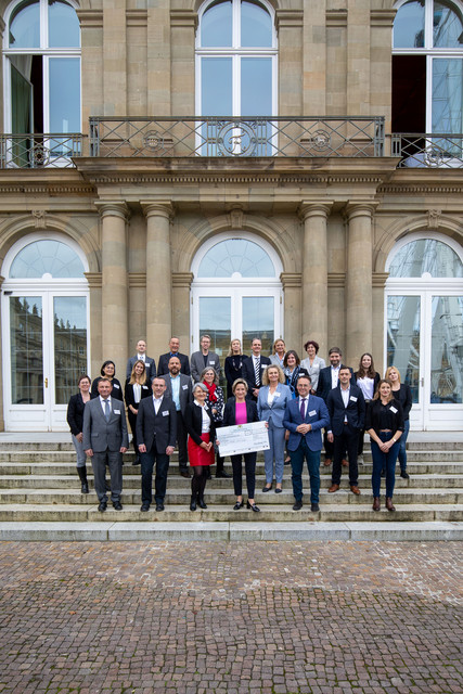 Gruppenbild von der Bescheidübergabe für „Future Skills“-Weiterbildungs­projekte