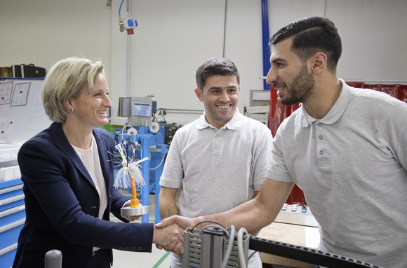 Auch beim Kabelhersteller Lapp in Stuttgart machte Wirtschaftsministerin Dr. Hoffmeister-Kraut Station, um sich über die Ausbildung von Flüchtlingen zu informieren.  "Ich möchte diese Integrationserfolge sichtbar zu machen und damit andere zu motivieren, jungen Flüchtlingen ebenfalls eine berufliche Perspektive zu ermöglichen“, sagte Hoffmeister-Kraut bei ihrem Besuch.