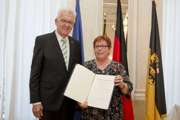 Tag des Ehrenamtes Kretschmann würdigt besonderes ehrenamtliches Engagement Ministerpräsident Winfried Kretschmann (l.) und Mathilde Maier (r.)