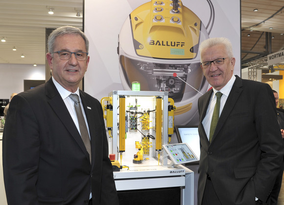 Wirtschaft Kretschmann besucht Hannover Messe Ministerpräsident Winfried Kretschmann (r.) besucht den Stand der Fabrik- und Prozessautomationsspezialisten Balluff GmbH (Neuhausen)