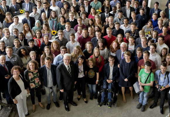 ANTRITTSBESUCH Bundespräsident Steinmeier in Baden-Württemberg Stuttgart, Landtag: Gruppenbild mit Ministerpräsident Winfried Kretschmann, Bundespräsident Frank-Walter Steinmeier, Landtagspräsidentin Muhterem Aras und Jugendlichen