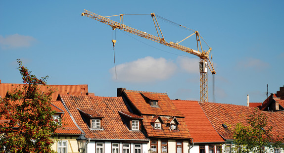 Alte Fachwerkhäuser und im Hintergrund ein Baukran