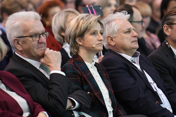 Ministerpräsident Winfried Kretschmann (l.) und Wirtschaftsministerin Nicole Hoffmeister-Kraut (2.v.l.) beim Start-up BW Summit 2019 (Bild: © Ministerium für Wirtschaft, Arbeit und Wohnungsbau Baden-Württemberg)