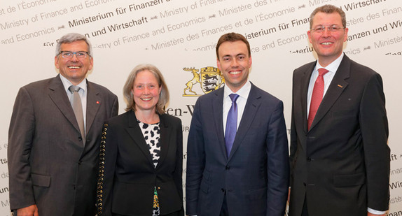 Verleihung der Wirtschaftsmedaille im Neuen Schloss: Jörg Hofmann, Eva Strobel, Minister Dr. Nils Schmid und Dr. Rainer Dulger (v.l.n.r.)