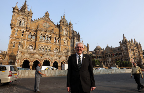 Delegationsreise Ministerpräsident Kretschmann besucht Indien Ministerpräsident Winfried Kretschmann vor der CST (Chhatrapati Shivaji Terminus) Railway Station in Mumbai