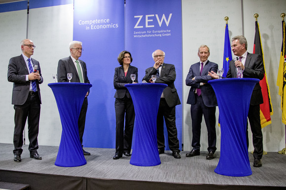 Gedenkveranstaltung Landesregierung und ZEW würdigen Lothar Späth Podiumsdiskussion mit ZEW-Präsident Prof. Achim Wambach Ph.D., Ministerpräsident Winfried Kretschmann, Prof. Dr. Irene Bertschek (Leiterin des Forschungsbereichs „Informations- und Kommunikationstechnologien“ am ZEW), Dr.-Ing. E.h. Martin Herrenknecht (Vorstandsvorsitzender der Herrenknecht AG), Dr. Herbert Henzler (ehem. Deutschland-Chef McKinsey) und EU-Kommissar Günther H. Oettinger (v.l.n.r.) (Foto: Erich Dichiser/ZEW)