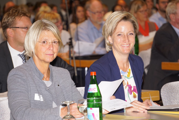 Rund 300 Personen – darunter Vertreterinnen und Vertreter von Kammern, Innungen, Verbänden und Gewerkschaften, Ausbildungsverantwortliche in Betrieben, Lehrkräfte beruflicher Schulen sowie Projektträger – waren der Einladung des Ministeriums für Wirtschaft, Arbeit und Wohnungsbau gefolgt. Unter dem Titel „Gemeinsam zum Ziel: Ausbildungsqualität entwickeln – Ausbildungserfolg sichern“ wurde über erfolgreiche Maßnahmen informiert und bewährte Praxisbeispiele aufgezeigt.