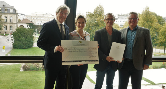 v.l.n.r.: Vorstandsvorsitzender der IBA GmbH, Thomas S. Bopp, Wirtschaftsministerin Nicole Hoffmeister-Kraut, IBA-Intendant Andreas Hofer und Geschäftsführer Holger Haas (Bild: © Ministerium für Wirtschaft, Arbeit und Wohnungsbau Baden-Württemberg)