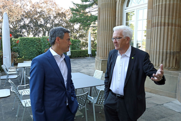 Antrittsbesuch Kretschmann empfängt ZDF-Intendant Himmler Ministerpräsident Winfried Kretschmann (rechts) und der Intendant des ZDF, Dr. Norbert Himmler (links) stehen vor der Villa Reitzenstein in Stuttgart.