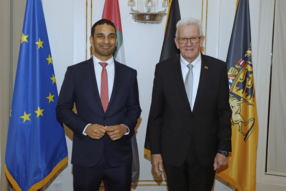 Antrittsbesuch Kretschmann empfängt Botschafter der Vereinigten Arabischen Emirate Ministerpräsident Winfried Kretschmann (rechts) und der Botschafter der Vereinigten Arabischen Emirate, Ahmed Alattar (links)
