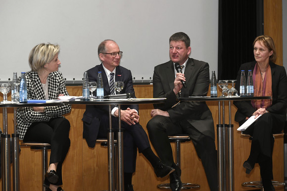 Bei der Abschlussveranstaltung „Dialog und Perspektive Handwerk 2025“ am 30. Januar 2017 stellten Wirtschaftsministerin Dr. Hoffmeister-Kraut und Landeshandwerkspräsident Reichhold die Ergebnisse eines gemeinsamen Strategieprojekts vor. Diskutiert wurden wichtige Handlungsfelder für ein zukunftsfähiges baden-württembergisches Handwerk.