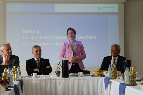 Wirtschafts- und Arbeitsministerin Dr. Nicole Hoffmeister-Kraut hat ihre regelmäßigen Kreisbereisungen im Land am 24. Mai 2017 mit einem Besuch im Alb-Donau-Kreis sowie im Stadtkreis Ulm fortgesetzt.