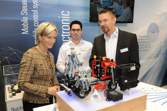 Wirtschaftsministerin Dr. Nicole Hoffmeister-Kraut hat sich am 23. September 2016 beim Besuch auf der 66. IAA Nutzfahrzeuge in Hannover einen Eindruck von den Trends der Industrie aus Baden-Württemberg in Forschung, Produktion sowie über künftige Herausforderungen im Bereich vernetztes und automatisiertes Fahren sowie der Elektromobilität im Nutzfahrzeug verschafft.