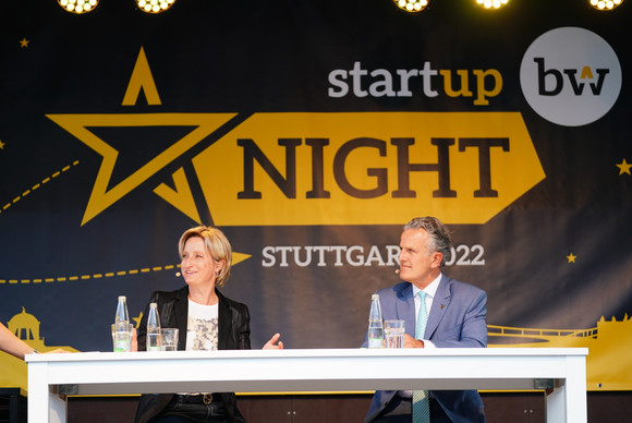 Wirtschaftsministerin Dr. Nicole Hoffmeister Krauf (links) und der Stuttgarter Oberbürgermeister Frank Nopper (rechts) auf der Start-up BW Night 2022