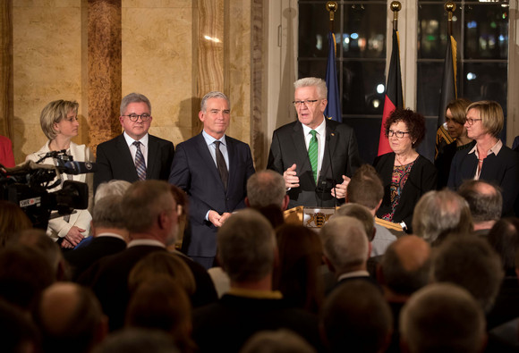 Empfang Neujahrsempfang der Landesregierung Ministerpräsident Winfried Kretschmann (M.) und Ehefrau Gerlinde (3.v.r.) mit den Mitgliedern des Kabinetts vor den Gästen