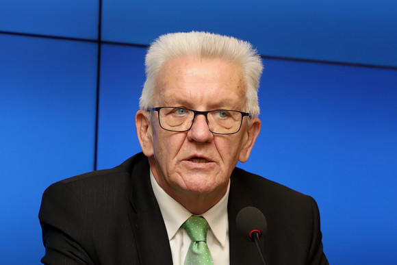 Pressekonferenz Justizvollzug und Pilotprojekt zur elektronischen Zugsteuerung Ministerpräsident Winfried Kretschmann (Bild: Staatsministerium Baden-Württemberg)