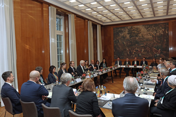 Gesundheitsstandort Kretschmann trifft Verwaltungsrat der Firma Roche Gesprächsrunde mit Ministerpräsident Winfried Kretschmann und dem Verwaltungsrat der Firma Roche in der Villa Reitzenstein in Stuttgart