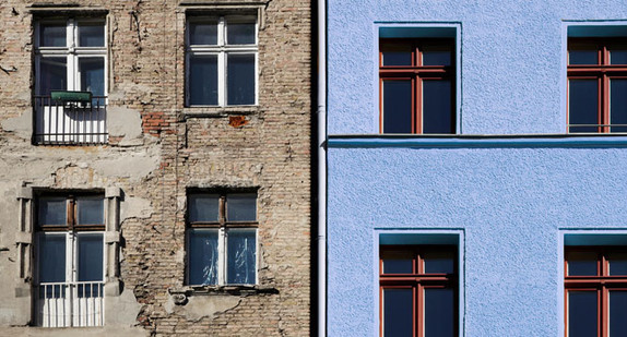 Alte Fassade und sanierte Fassade (Quelle: Friedberg, Fotolia)