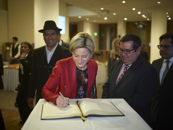 Ministerin Hoffmeister-Kraut trägt sich ins Gästebuch ein (Bild: © Jan Pauls)