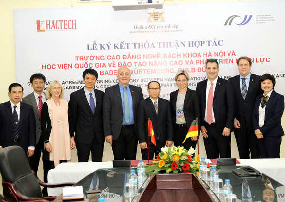 Bei der Unterzeichnung eines Memorandum of Understanding an der Hanoi Vocational College of Technology zur Einführung einer Fachschule für Elektrotechnik.