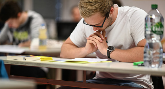 Abiturienten lesen sich kurz vor Beginn der Prüfung die Abituraufgaben im Fach Deutsch durch. (Foto: © picture alliance/Felix Kästle/dpa) 
