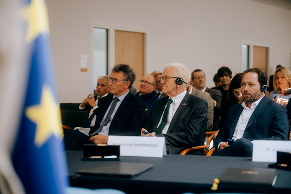 Europa Kretschmann auf Delegationsreise in Frankreich und der Schweiz Franck Leroy (links), Präsident der Region Grand Est, Ministerpräsident Winfried Kretschmann (Mitte) und Europa-Staatssekretär Florian Haßler (rechts) im Centre Européen des Sciences Quantiques in Straßburg.