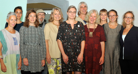 Die Preisträger/innen 2016 (v.l.n.r.): Annette Refenes-Hartmann (Nominierung), Eva Schlechte und Jennifer Hier (Förderpreis), Thomas Gustav Kenngott (Hanns-Model-Gedächtnispreis), Kerstin Müllerperth (Nominierung), Iris Bodemer (Staatspreis), Detlef Schmelz und Marlene Gmelin (Staatspreis), Kati Mussgay (Förderpreis), Susanne Lukàcs-Ringel (Handwerkspreis), Martina Sigmund-Servetti (Staatspreis), nicht auf dem Foto: Gernot Leibold (Nominierung) (Foto: Udo W. Beier)