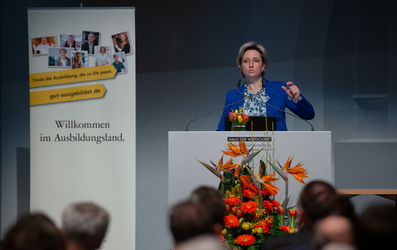 Ausbildung 4.0 Forum Ausbildung 4.0 digital - vernetzt - zukunftsfähig Forum Ausbildung 4.0