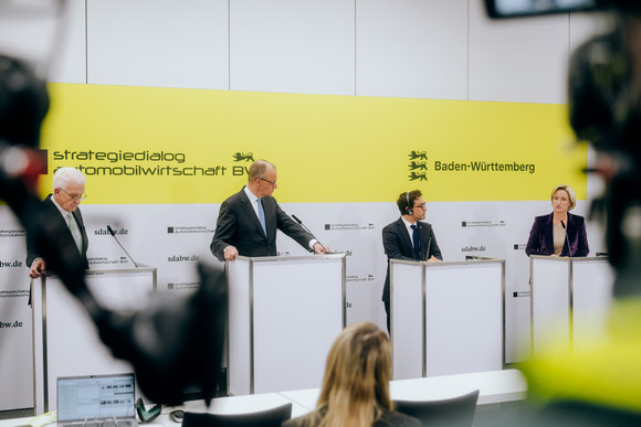 von links nach rechts: Ministerpräsident Winfried Kretschmann, Bundeskanzler Friedrich Merz, EU-Kommissar Stéphane Séjourné und Wirtschaftsministerin Dr. Nicole Hoffmeister-Kraut