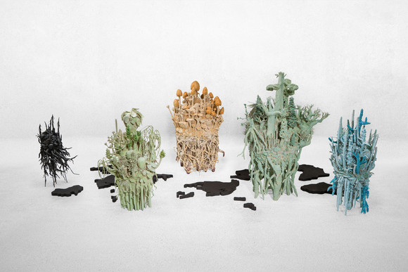 Antje Gerhardy, Nürtingen, Nominierung 2026, „Entia - Eine Phantasmagorie über die fragile Beziehung von Mensch und Umwelt“, schamottierter Ton, Paperclay, Kanthaldraht, Kaolin-Zirkonsilikat-Glasurmix mit Farbkörper