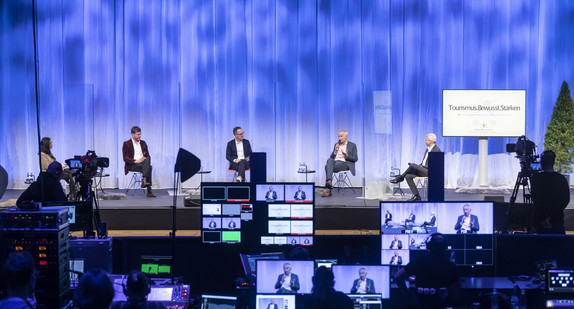 Digitaler Tourismustag 2022: Talkrunde mit vier Personen