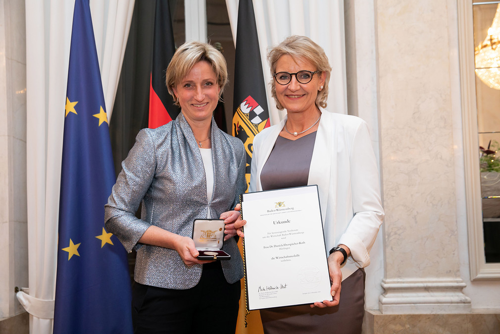 Ministerin Hoffmeister-Kraut und die Preisträgerin Dr. Daniela Eberspächer-Roth aus Hirrlingen (Bild: Uli Regenscheit) 