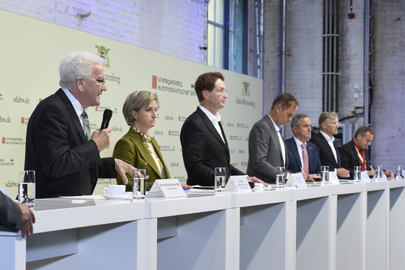 Top-Level-Meeting Fünfte Jahresveranstaltung des Strategiedialogs Automobilwirtschaft von links nach rechts: Pressekonferenz mit Ministerpräsident Winfried Kretschmann, Dr. Nicole Hoffmeister-Kraut, Ministerin für Wirtschaft, Arbeit und Tourismus, Ola Källenius, Vorstandsvorsitzender der Daimler AG und der Mercedes-Benz AG, Oliver Blume, Vorstandsvorsitzender der Dr. Ing h.c. F. Porsche AG, Dr. Frank Mastiaux, Vorstandsvorsitzender der EnBW Energie Baden-Württemberg AG, Wolf-Henning Scheider, Vorstandsvorsitzender der ZF Friedrichshafen AG, und Roman Zitzelsberger, Bezirksleiter der IG Metall Baden-Württemberg
