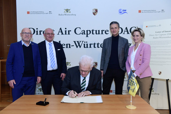 Transformation Siebte Jahresveranstaltung des Strategiedialogs Automobilwirtschaft Unterzeichnung eines Letter of Intent zu Direct Air Capture (DAC) aus Baden-Württemberg (von links nach rechts): Verkehrsminister Winfried Hermann, das Geschäftsführende Vorstandsmitglied des Zentrums für Sonnenenergie- und Wasserstoff-Forschung Baden-Württemberg (ZSW), Prof. Dr. Frithjof Staiß, Ministerpräsident Winfried Kretschmann, der stellvertretende Vorstandsvorsitzende der Dr. Ing. h.c. F. Porsche AG, Lutz Meschke, und Wirtschaftsministerin Dr. Nicole Hoffmeister-Kraut
