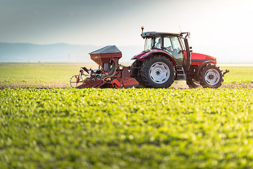Traktor in blühender Landschaft