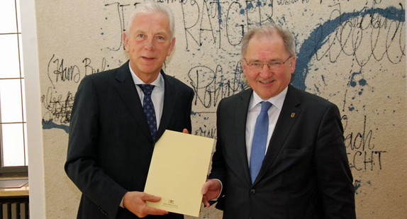 Staatssekretär Peter Hofelich übergibt einen Zuwendungsbescheid an Harry Mergel, Oberbürgermeister von Heilbronn.
